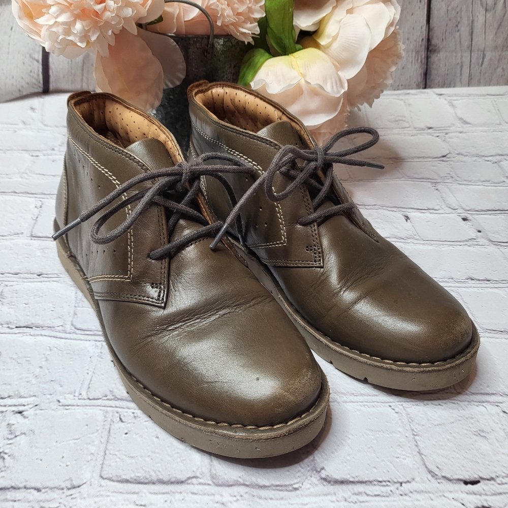 Clarks Artisan Unstructured Chukka Boots in Brown Size 7